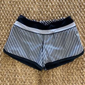 Black/ White stripe Lululemon Groovy Run 4” Shorts Size 8